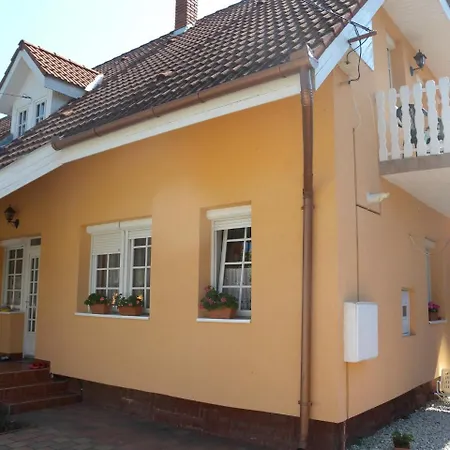 Apartment In 18232 *