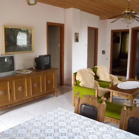 Apartment In 18232 *